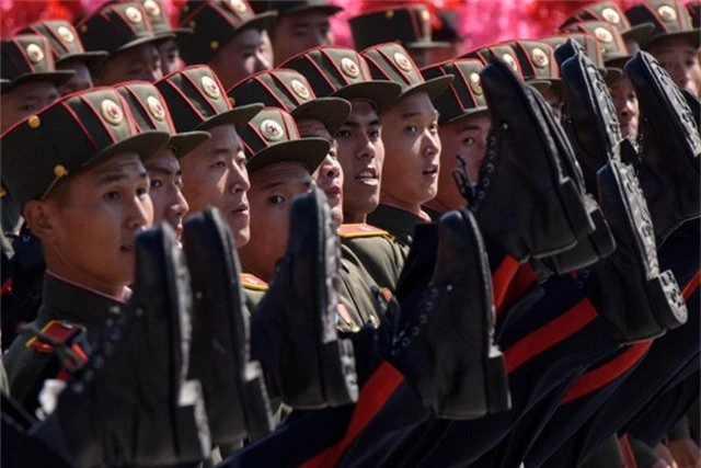 Động tác đá cao chân ấn tượng của các binh sĩ Triều Tiên khi diễu hành qua lễ đài. (Ảnh: AFP)