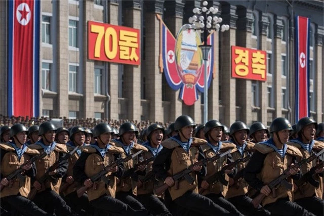 Khi bước qua lễ đài, các binh sĩ Triều Tiên hô “Manse” (Muôn năm) thể hiện khí thế của lực lượng quân đội. (Ảnh: AFP)