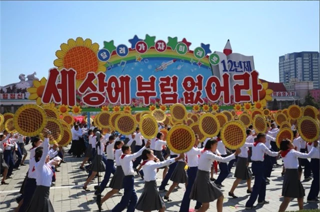 Màn đồng diễn của khối học sinh sinh viên Triều Tiên. (Ảnh: Nathan VanderKlippe‏)