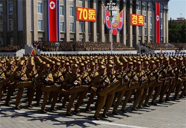 Để có thể thực hiện những màn diễu hành đồng đều, các binh sĩ Triều Tiên được cho là đã phải tập luyện trong suốt nhiều tháng. (Ảnh: Reuters)