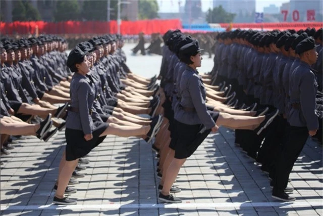 Các nữ binh sĩ Triều Tiên diễu hành đồng đều qua lễ đài tại lễ duyệt binh mừng ngày Quốc khánh. (Ảnh: AFP)