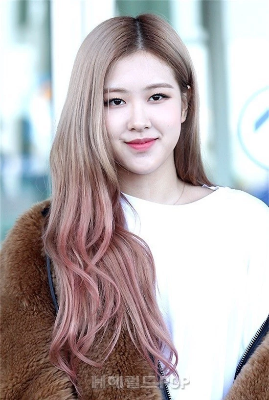 Màn đọ sắc khủng nhất tại sân bay: Black Pink đẹp miễn chê, Hani khoe body thần thánh bên EXID, Lee Jong Suk - Ảnh 10. Màn đọ sắc khủng nhất tại sân bay: Black Pink đẹp miễn chê, Hani khoe body thần thánh bên EXID, Lee Jong Suk - Ảnh 10.