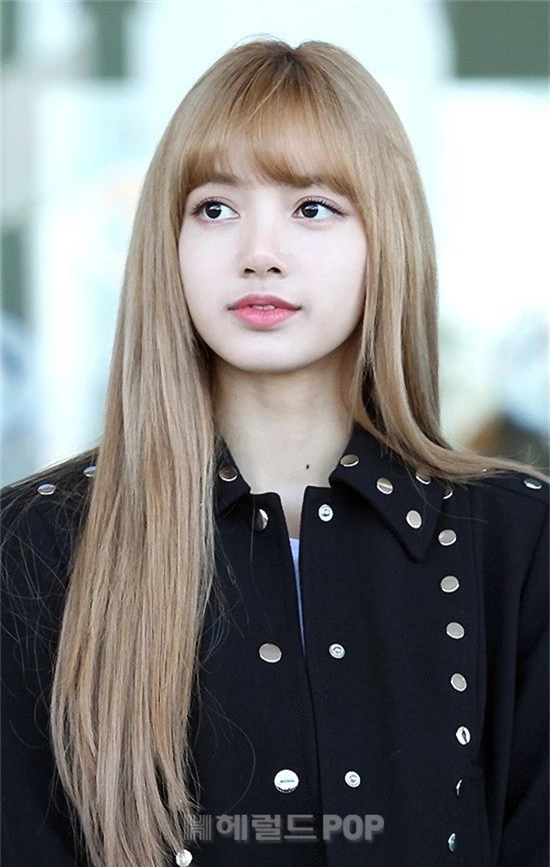 Màn đọ sắc khủng nhất tại sân bay: Black Pink đẹp miễn chê, Hani khoe body thần thánh bên EXID, Lee Jong Suk - Ảnh 13. Màn đọ sắc khủng nhất tại sân bay: Black Pink đẹp miễn chê, Hani khoe body thần thánh bên EXID, Lee Jong Suk - Ảnh 13.