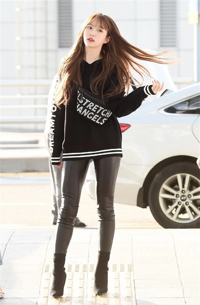 Màn đọ sắc khủng nhất tại sân bay: Black Pink đẹp miễn chê, Hani khoe body thần thánh bên EXID, Lee Jong Suk - Ảnh 15. Màn đọ sắc khủng nhất tại sân bay: Black Pink đẹp miễn chê, Hani khoe body thần thánh bên EXID, Lee Jong Suk - Ảnh 15.