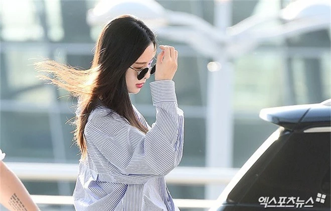 Màn đọ sắc khủng nhất tại sân bay: Black Pink đẹp miễn chê, Hani khoe body thần thánh bên EXID, Lee Jong Suk - Ảnh 23. Màn đọ sắc khủng nhất tại sân bay: Black Pink đẹp miễn chê, Hani khoe body thần thánh bên EXID, Lee Jong Suk - Ảnh 23.
