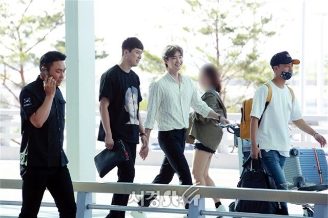 Màn đọ sắc khủng nhất tại sân bay: Black Pink đẹp miễn chê, Hani khoe body thần thánh bên EXID, Lee Jong Suk - Ảnh 27.