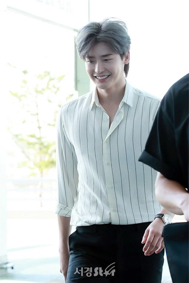 Màn đọ sắc khủng nhất tại sân bay: Black Pink đẹp miễn chê, Hani khoe body thần thánh bên EXID, Lee Jong Suk - Ảnh 30. Màn đọ sắc khủng nhất tại sân bay: Black Pink đẹp miễn chê, Hani khoe body thần thánh bên EXID, Lee Jong Suk - Ảnh 30.