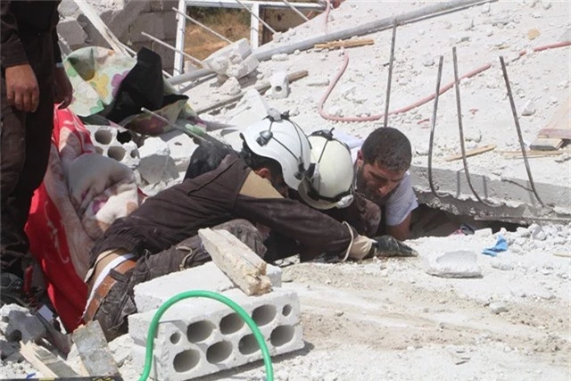 
Hình ảnh do tổ chức Mũ Bảo hiểm Trắng công bố ghi lại cảnh giải cứu một người dân bị mắc kẹt trong đống đổ nát sau các trận không kích tại Idlib ngày 8/9 (Ảnh: Twitter)

