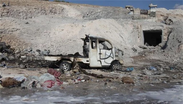 Xe tải bị thiêu rụi sau các cuộc không kích tại Syria ngày 8/9 (Ảnh: AFP)