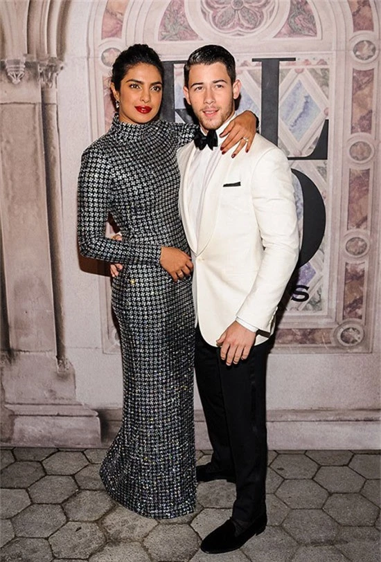 Priyanka Chopra vàNick Jonas tham gia đêm tiệc kỷ niệm 50 năm thành lập thương hiệu Ralph Lauren tại Tuần lễ thời trang New York. Mỹ nhân Ấn Độ diện bộ đầm thanh lịchcủa chính thương hiệuRalph Lauren.
