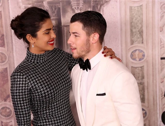 Priyanka hơn Nick 10 tuổi nhưng cặp đôi vẫn rất đồng điệu và yêu nhau say đắm.