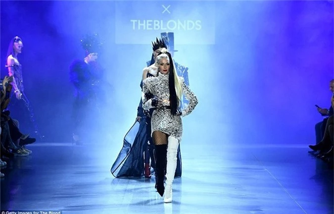 paris hilton diện đầm lấp lánh, làm vedette tỏa sáng trên sàn catwalk hình 2 paris hilton dien dam lap lanh, lam vedette toa sang tren san catwalk hinh 2
