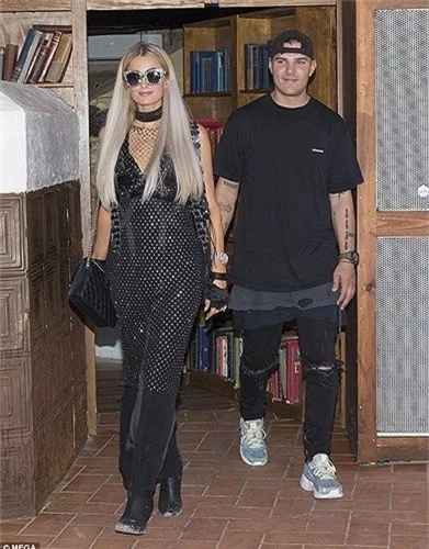 paris hilton diện đầm lấp lánh, làm vedette tỏa sáng trên sàn catwalk hình 8 paris hilton dien dam lap lanh, lam vedette toa sang tren san catwalk hinh 8