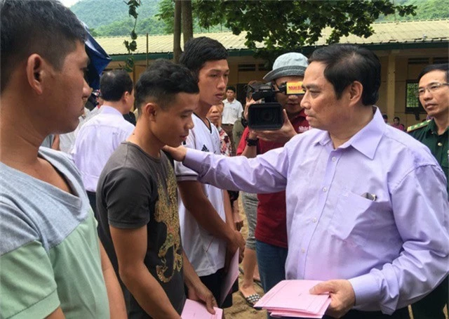  Ông Phạm Minh Chính, Trưởng ban Tổ chức Trung ương thăm hỏi, động viên và tặng quà cho bà con bản Poọng, xã Tam Chung bị mất nhà cửa đang phải sơ tán 