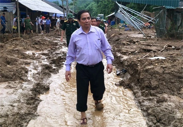 Ông Phạm Minh Chính lội bùn đi khảo sát vùng lũ