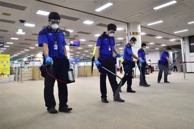 Công nhân Hàn Quốc tẩy trùng chống dịch MERS hồi năm 2015. Ảnh: Reuters.