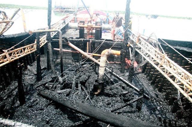 Tàu cá bốc cháy, 11 ngư dân nhảy xuống biển thoát chết