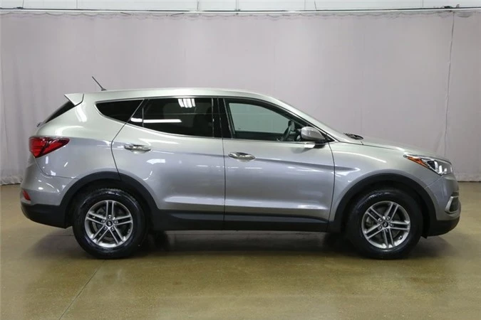 2. Hyundai Santa Fe (doanh số: 9.805 chiếc).