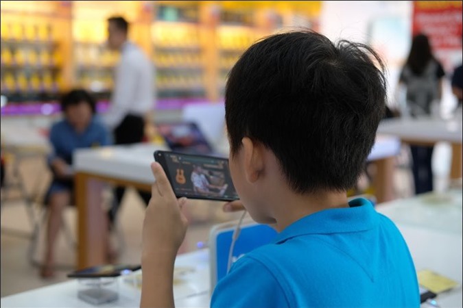 Nike, Addidas, Samsung Galaxy, iPhone, YouTube... được trẻ em quan tâm trong mùa nghỉ hè