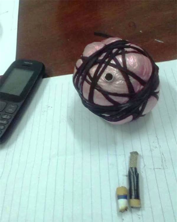 Hoảng hồn phát hiện quả mìn nặng 0,2kg dưới gầm xe ô tô 