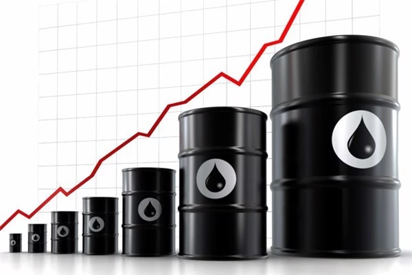 Giá dầu thô liên tục tăng đã góp phần giảm bớt gánh nặng cho thu ngân sách. Ảnh: internet.