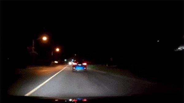 Clip: Tài xế thiếu tập trung, xe hơi gặp tai nạn