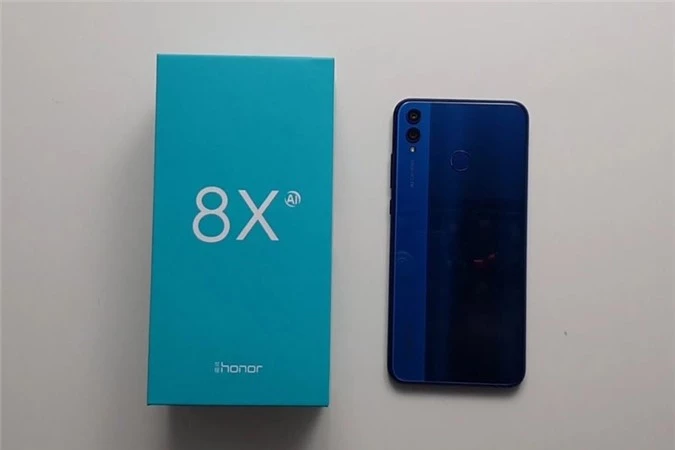 Hộp đựng Honor 8X và thân máy.