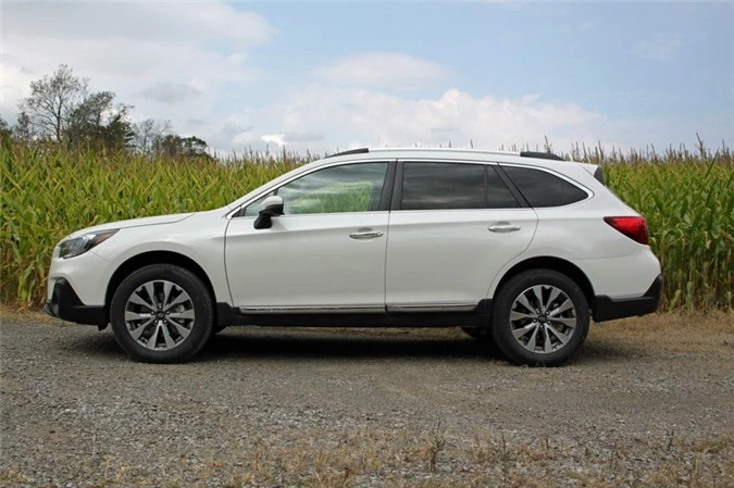 10. Subaru Outback (doanh số: 18.006 chiếc).