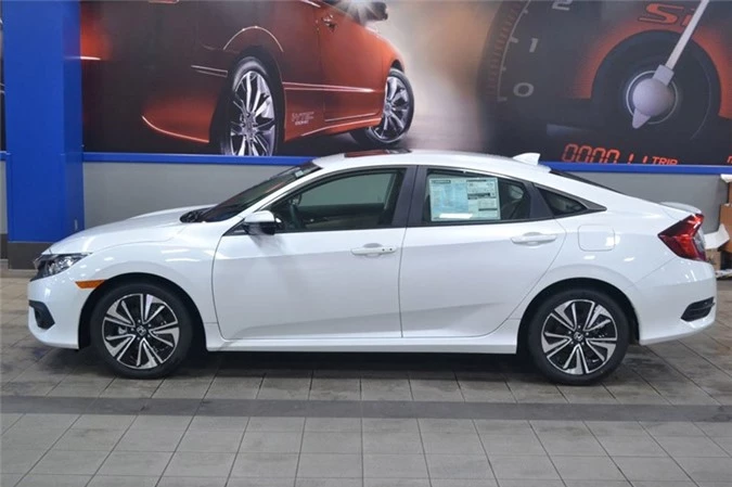 7. Honda Civic (doanh số: 27.677 chiếc).