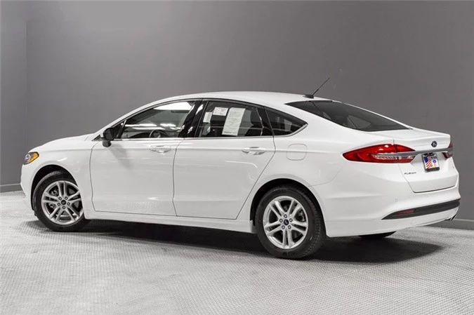 8. Ford Fusion (doanh số: 11.286 chiếc).