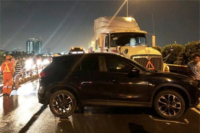 Vụ tai nạn khiến ô tô quay vòng, cả 2 phương tiện nằm chắn ngang cả mặt đường trên cao tốc.