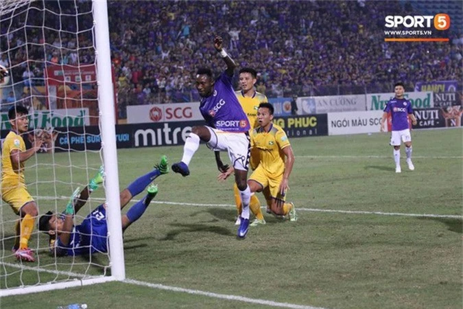 HLV Nguyễn Thành Vinh: Khác biệt của CLB Hà Nội chính là con người, Quang Hải chưa nên ra nước ngoài thi đấu lúc này - Ảnh 2. HLV Nguyễn Thành Vinh: Khác biệt của CLB Hà Nội chính là con người, Quang Hải chưa nên ra nước ngoài thi đấu lúc này - Ảnh 2.