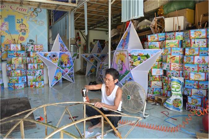 Làng nghề hoa giấy Mật Sơn rộn ràng phục vụ Tết Trung thu