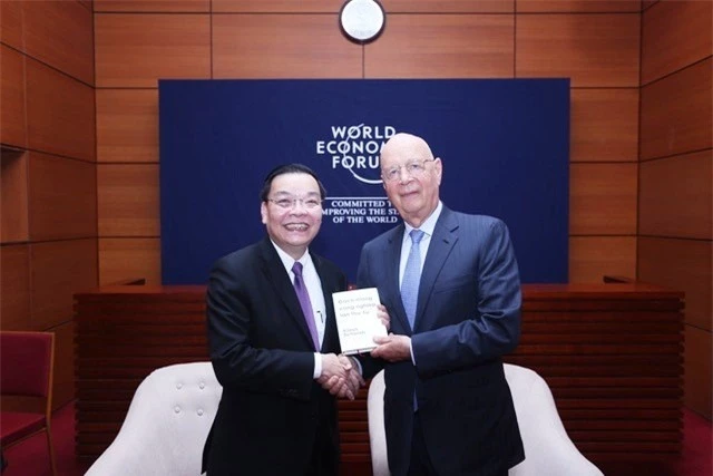 Giáo sư Klaus Schwab tặng Bộ trưởng Chu Ngọc Anh cuốn sách “Cách mạng công nghiệp lần thứ tư” do Giáo sư biên soạn.