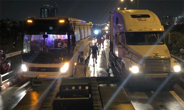 Cao tốc tê liệt sau vụ tai nạn, người dân kéo hành lý tìm đường thoát