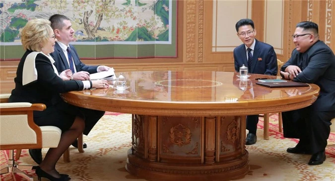  Lãnh đạo CHDCND Triều Tiên Kim Jong-un gặp Chủ tịch Hội đồng Liên bang Nga Valentina MatvienkoKim Jong-un hy vọng Nga sẽ giúp nới lỏng biện pháp trừng phạt đối với Triều Tiên
