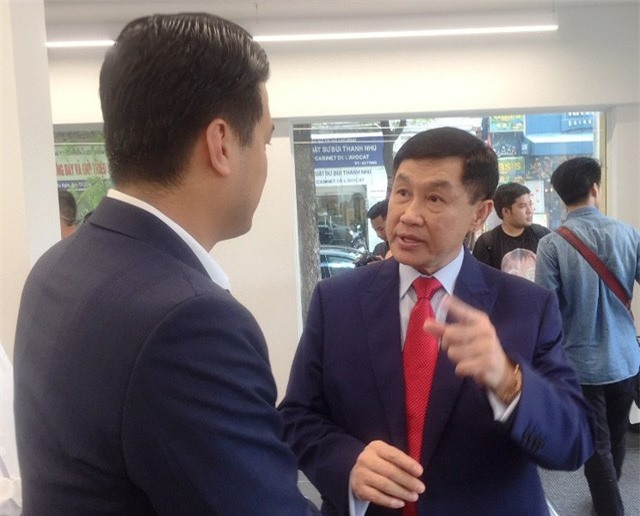 "Vua hàng hiệu” Johnathan Hạnh Nguyễn đi bán... điện thoại