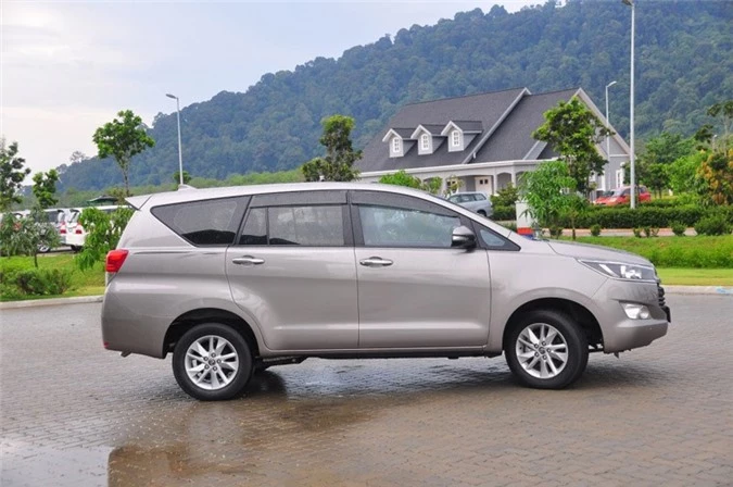 4. Toyota Innova (doanh số: 1.072 chiếc).