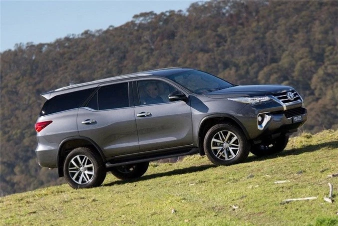 5. Toyota Fortuner (doanh số: 926 chiếc).