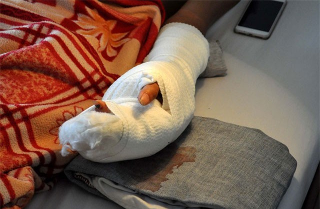 Đưa người đi cấp cứu sau hỗn chiến, thanh niên bị chém đứt cổ tay