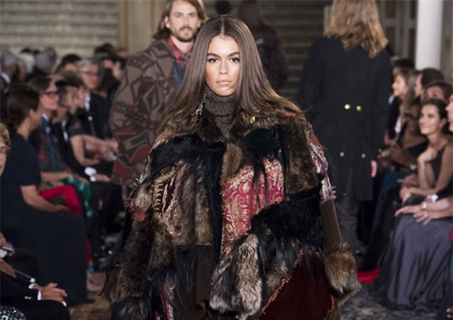 Ở tuổi 17, con gái Cindy Crawford 'phủ sóng' sàn diễn New York