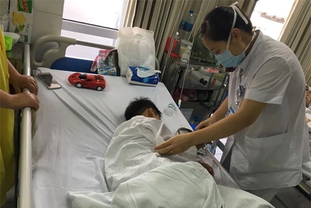Một bé trai 7 tuổi bị chó cắn gây mất phần lớn môi trên được chăm sóc tại Bệnh viện hữu nghị Việt Đức.