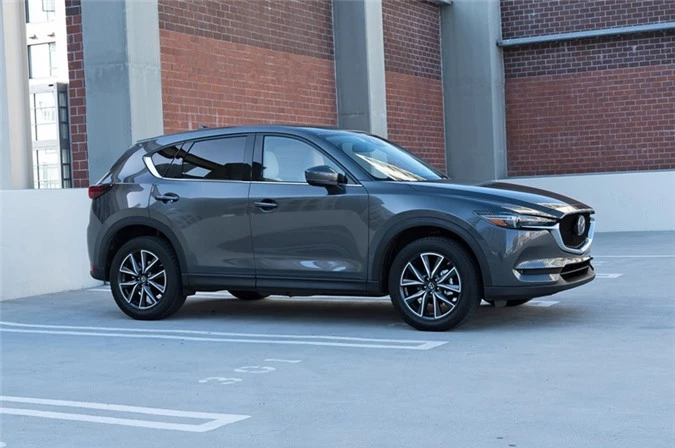 9. Mazda CX-5 (doanh số: 742 chiếc).