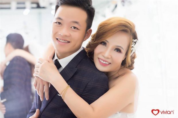 Món quà đặc biệt cô dâu 61 tuổi dành tặng bố mẹ chồng trong ngày cưới chú rể 26 tuổi