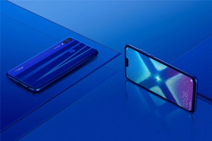 Honor 8X có 4 màu xanh, đen, đỏ và tím. Máy được bán ra ở Trung Quốc từ ngày 11/9 với giá 1.399 Nhân dân tệ (tương đương 4,77 triệu đồng) cho phiên bản RAM 4 GB. Phiên bản 6 GB/ROM 64 GB có giá 1.599 Nhân dân tệ (5,45 triệu đồng). Để sở hữu phiên bản RAM 6 GB/ROM 128 GB, khách hàng phải bỏ ra 1.899 Nhân dân tệ (6,47 triệu đồng).