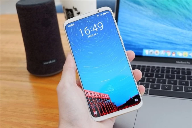 Meizu 16 Plus sử dụng tấm nền màn hình Super AMOLED 6,5 inch với độ phân giải Full HD Plus (2.160x1.080 pixel), mật độ điểm ảnh 374 ppi. Màn hình này được chia theo tỷ lệ 18:9, chiếm 91,18% diện tích mặt trước.