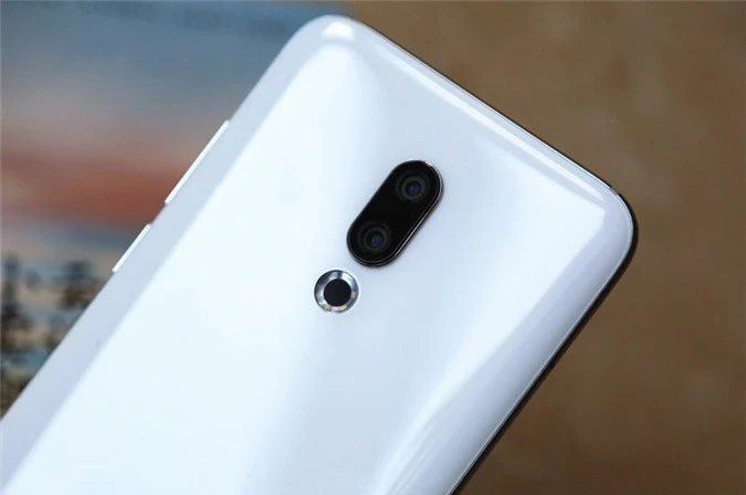 Hai camera sau của Meizu 16 Plus có độ phân giải 12 MP, khẩu độ f/1.8, hỗ trợ lấy nét theo pha, lấy nét bằng laser, chống rung quang học 4 trục. Cảm biến phụ độ phân giải 20 MP, khẩu độ f/2.6. Hai máy ảnh này được trang bị đèn flash LED 2 tone màu, quay video 4K.