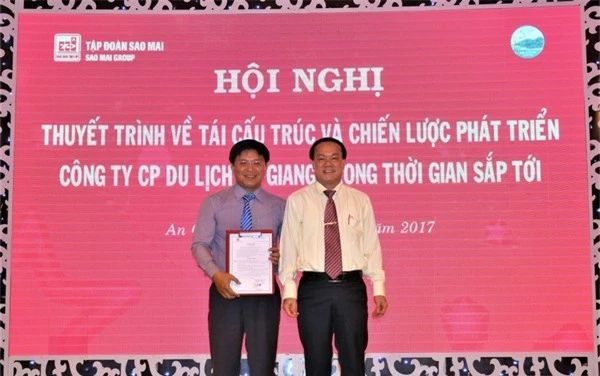 Ông Lê Thanh Thuấn (bên phải), Chủ tịch Tập Đoàn Sao Mai trao quyết định bổ nhiệm ông Trương Vĩnh Thành giữ chức TGĐ An Giang Tourimex.