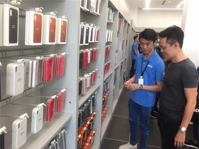 Người dân đến với cửa hàng được ủy quyền chính hãng của Apple tại quận 1, TPHCM. Ảnh: Đại Việt