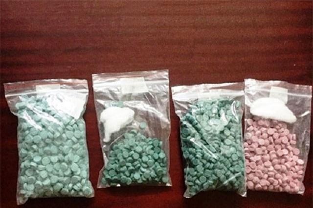 Bắt người đàn ông 51 tuổi vận chuyển 1.500 viên thuốc lắc